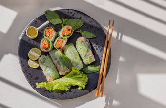 健康的越南春天<strong>卷</strong>部分的东西蔬菜服务辣的酱汁木筷子黑色的陶瓷板