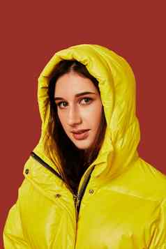 肖像浅黑肤色的女人年轻的女人穿超大号的黄色的夹克罩工作室关闭拍摄