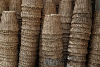 很多棕色（的）编织篮子使自然藤栈自然藤篮子显示