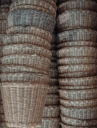 很多棕色（的）编织篮子使自然藤栈自然藤篮子显示
