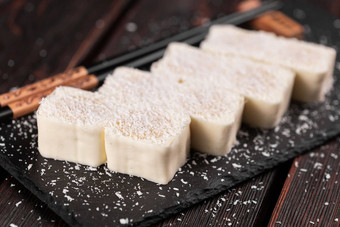 亚洲甜点牧寿司特写镜头卷水果奶油奶酪椰子片
