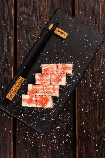 亚洲甜蜜的甜点牧寿司前视图卷水果奶油奶酪椰子片一流的