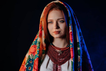 迷人的姜女人传统的乌克兰手帕项链绣花上衣黑色的背景乌克兰风格人少数民族文化