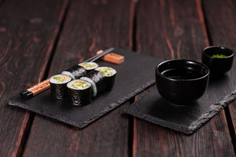 牧寿司卷黄瓜芝麻筷子寿司菜单日本食物