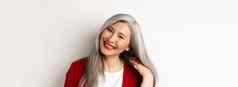 美老化概念关闭亚洲高级女人红色的嘴唇长健康的灰色头发微笑相机站白色背景