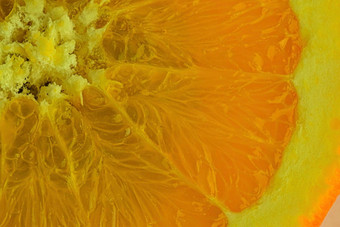 特写镜头橙色片液体泡沫片成熟的橙色水果水特写镜头新鲜的橙色片覆盖泡沫