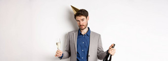 聚会，派对的家伙站生日他庆祝持有香槟瓶玻璃喝醉了穿灰色西装