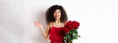 浪漫情人节一天女人喘气惊讶快乐收到惊喜礼物情人持有花束红色的玫瑰站白色背景