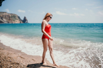 年轻的女人红色的比基尼海滩金发女郎太阳镜卵石海滩享受太阳快乐夫人一块红色的泳衣放松日光浴绿松石海海洋热夏天一天关闭