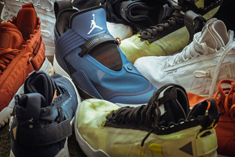 详细的视图耐克空气约旦系列篮球鞋子集合草坪上