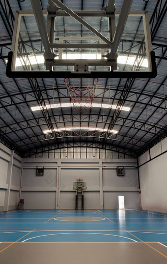 视图空篮球健身房室内篮球法院室内篮球大厅