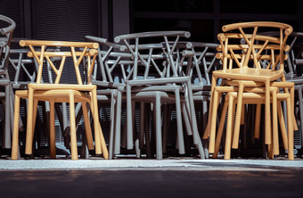 堆栈黑暗<strong>绿色卡</strong>其色颜色黄色的塑料椅子咖啡馆阳台阳光明媚的一天