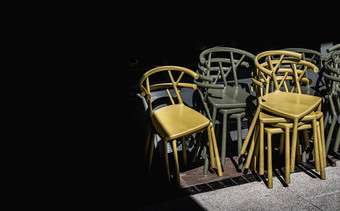 细节堆栈黑暗<strong>绿色卡</strong>其色颜色黄色的塑料椅子