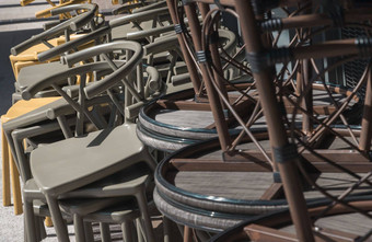 堆栈轮表格黑暗<strong>绿色卡</strong>其色颜色黄色的塑料椅子咖啡馆阳台