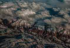 空中视图飞机山雪山景观