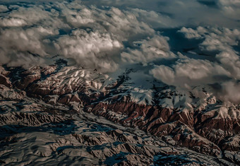 空中视图飞机山雪山景观