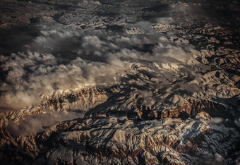 空中视图飞机山雪山景观