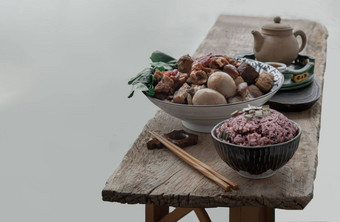 红烧猪肉腿煮熟的鸡蛋豆腐甘蓝陶瓷碗服务riceberry大米中国人茶木表格