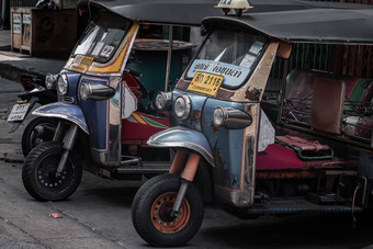 著名的蓝色的嘟嘟车嘟嘟车惠勒出租车一边泰国传统的出租车停小巷