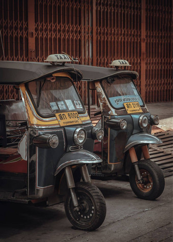 著名的蓝色的<strong>嘟嘟</strong>车<strong>嘟嘟</strong>车惠勒出租车一边泰国传统的出租车停小巷