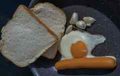 准备早餐烹饪锅炸蛋炸香肠大蒜面包