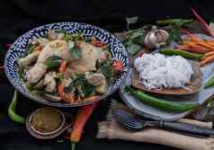 绿色咖喱鸡泰国茄子kaengkhiao婉陶瓷碗服务大米面条
