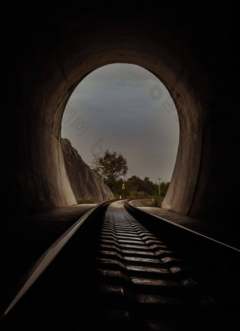 内部铁路隧道铁路自然光结束光结束隧道灯阴影概念实现目标