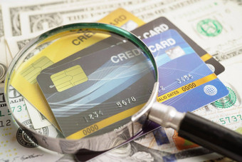 信贷卡放大玻璃在线购物安全金融业务概念