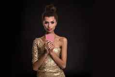 女人赢得年轻的女人优雅的黄金衣服持有卡片扑克ace卡结合情绪