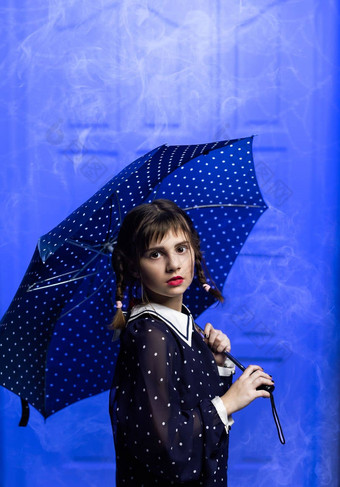 肖像女孩周三亚当斯服装伞手万圣节表达式黑暗大气有创意的颜色背景