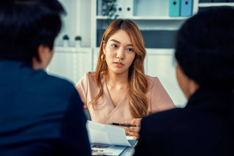 年轻的女亚洲候选人留下深刻印象面试官主管