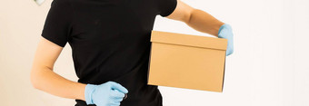交付男人。持有包交付快递手持有棕色（的）盒子孤立的灰色背景细节交付男人。携带纸板包裹标签复制空间
