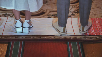 新婚夫妇站拉什金婚礼仪式东斯拉夫传统