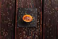 烤虾只使用木背景简单的只使用寿司虾鞑靼蛋黄酱最小的风格前视图日本食物尼吉里寿司紫菜尼吉里寿司鱼