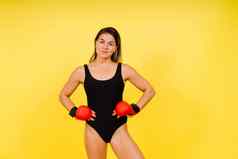 女人拳击手手套培训黑色的红色的黄色的背景