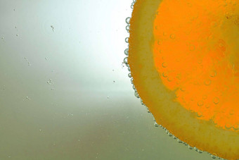 片橙色水果水白色背景橙色特写镜头液体泡沫片红色的成熟的橙色水宏图像水果水