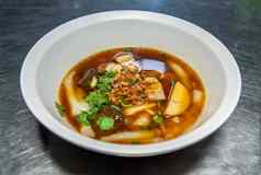 中国人卷面条汤脆皮猪肉煮熟的蛋猪肉血服务白色碗泰国语言被称为kuay戳