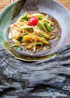 特写镜头泰国木瓜辣的沙拉被称为喜欢断续器陶瓷菜