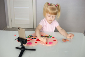 博主女孩使感觉工艺情人节一天形状心概念孩子们的创造力手工制作的