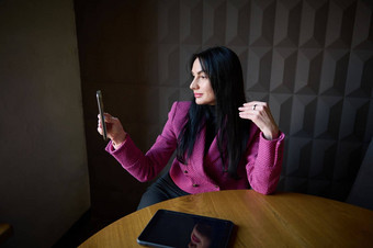 自信成功的女商人企业家持有现代智能手机会说话的的同事们视频链接