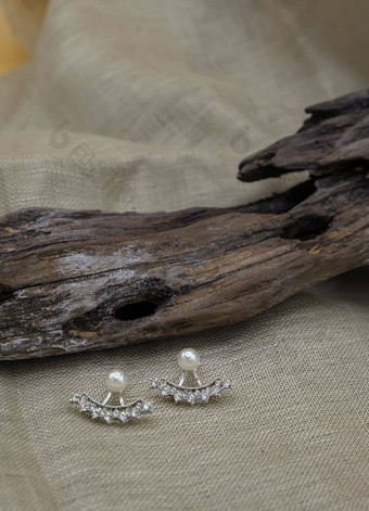 银珠宝设置银珠宝时尚摄影银耳环白色珍珠钻石时尚摄影耳环提出了木材