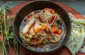 泰国木瓜辣的沙拉喜欢断续器混合烤猪肉脖子陶瓷菜