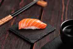 日本寿司食物寿司尼吉里大马哈鱼特写镜头石头自然背景木表格