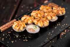 牧寿司卷鳗鱼黄瓜服务黑色的董事会特写镜头日本食物