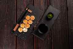 牧寿司卷鳗鱼黄瓜服务黑色的董事会前视图日本食物