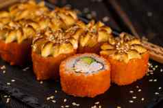 加州寿司卷蟹鳄梨陪客鱼子酱服务黑色的董事会特写镜头日本食物