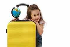 特写镜头肖像女孩乘客黄色的手提箱全球孤立的白色背景免费的空间