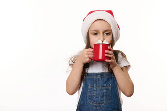 孤立的肖像白色背景可爱的婴儿女孩喝美味的热巧克力棉花糖圣诞节