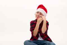 可爱的13岁以下的男孩圣诞老人他轻轻拥抱圣诞节礼物孤立的白色背景复制广告空间