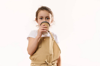 美丽的孩子女孩穿着咖啡师酒保米色酋长围裙饮料热喝纸杯